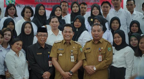 Foto bersama Bupati Balangan, H. Abdul Hadi (tengah) bersama Kepala BKPSDM Balangan, H. Sufriannor (kiri), Kepala Dinas Pendidikan dan Kebudayaan, H. Abiji (kanan) beserta para guru ASN PPPK (Kalimantanlive.com/Kamil)