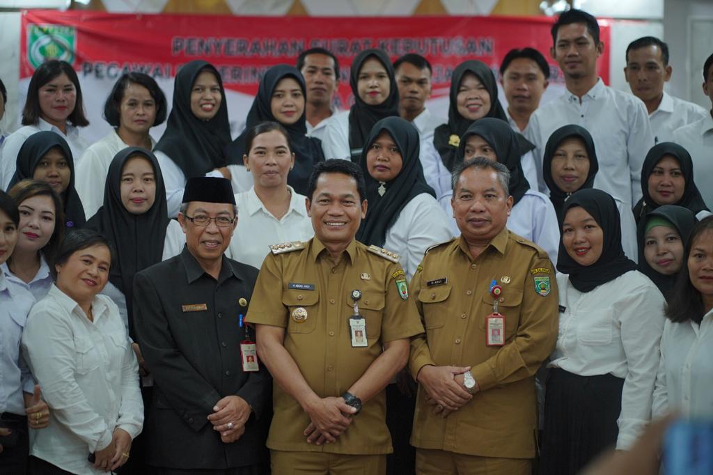 Foto bersama Bupati Balangan, H. Abdul Hadi (tengah) bersama Kepala BKPSDM Balangan, H. Sufriannor (kiri), Kepala Dinas Pendidikan dan Kebudayaan, H. Abiji (kanan) beserta para guru ASN PPPK (Kalimantanlive.com/Kamil)