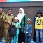 Wakil Wali Kota Banjarmasin, Arifin Noor didampingi Ketua Bidang I TP PKK Kota Banjarmasin Hj Hardiyanti di saat kegiatan sunatan massal, bertempat di Aula Kayuh Baimbai Balai Kota Banjarmasin, Senin (10/7/23). (Kalimantanlive.com/Ilham)