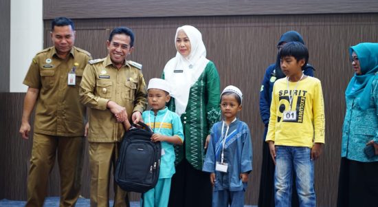 Wakil Wali Kota Banjarmasin, Arifin Noor didampingi Ketua Bidang I TP PKK Kota Banjarmasin Hj Hardiyanti di saat kegiatan sunatan massal, bertempat di Aula Kayuh Baimbai Balai Kota Banjarmasin, Senin (10/7/23). (Kalimantanlive.com/Ilham)