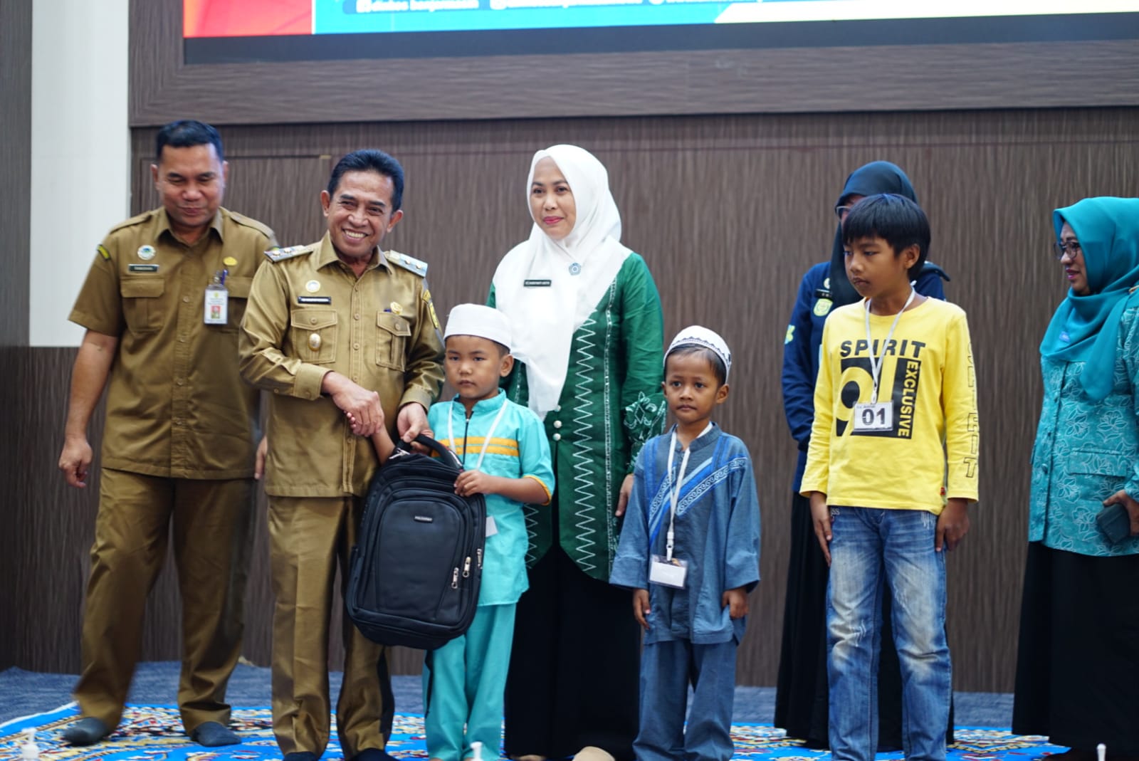 Wakil Wali Kota Banjarmasin, Arifin Noor didampingi Ketua Bidang I TP PKK Kota Banjarmasin Hj Hardiyanti di saat kegiatan sunatan massal, bertempat di Aula Kayuh Baimbai Balai Kota Banjarmasin, Senin (10/7/23). (Kalimantanlive.com/Ilham)
