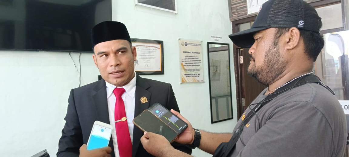 Ketua DPRD Kabupaten Kotabaru Syairi Mukhlis di sela upacara Bhakti Adhyaksa ke-63 di depan kantor Kejaksaan Negeri Kotabaru, Sabtu (22/07/23) (Kalimantanlive.com/Siti Rahmah)