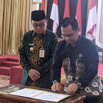 Penandatanganan MoU Bupati Anang bersama Direktur Poliban Banjarmasin, Joni Riadi dalam meningkatkan SDM di Tabalong. (Kalimantanlive.com/ A Hidayat)
