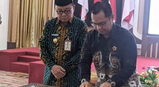 Penandatanganan MoU Bupati Anang bersama Direktur Poliban Banjarmasin, Joni Riadi dalam meningkatkan SDM di Tabalong. (Kalimantanlive.com/ A Hidayat)
