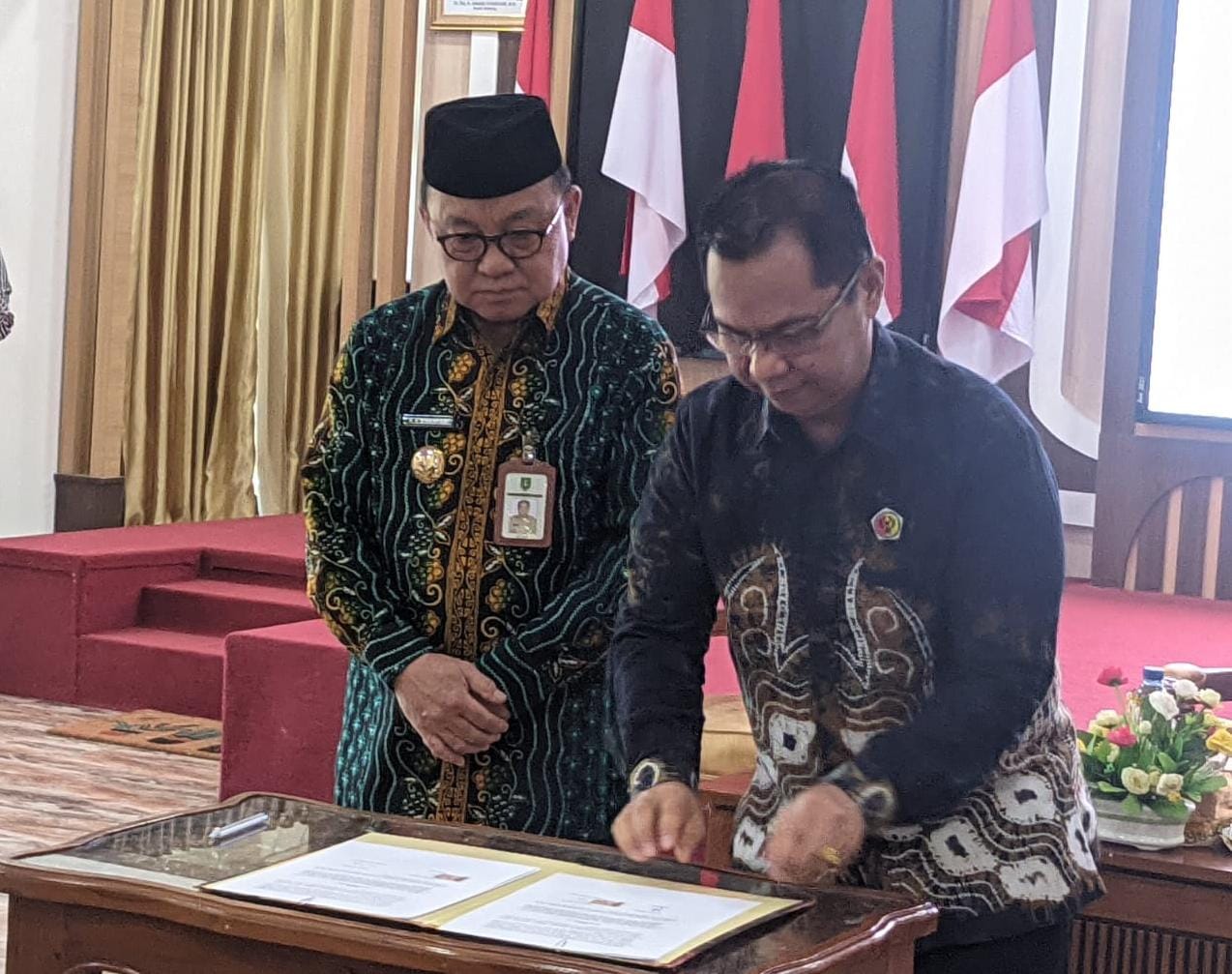Penandatanganan MoU Bupati Anang bersama Direktur Poliban Banjarmasin, Joni Riadi dalam meningkatkan SDM di Tabalong. (Kalimantanlive.com/ A Hidayat)