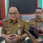 Bupati Tabalong, Anang Syakhfiani didampingi Kadinkes, Taufiqurrahman Hamdie saat memberikan keterangan kepada sejumlah awak media (Kalimantanlive.com/ A Hidayat)