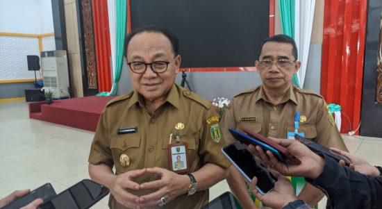 Bupati Tabalong, Anang Syakhfiani didampingi Kadinkes, Taufiqurrahman Hamdie saat memberikan keterangan kepada sejumlah awak media (Kalimantanlive.com/ A Hidayat)
