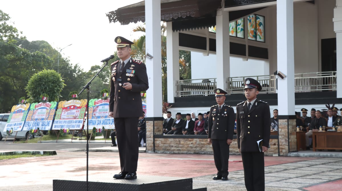 Polres Tabalong gelar upacara puncak Hari Bhayangkara ke-77 di Halaman Pendopo Bersinar, Sabtu (01/07/2023) pagi (foto : humas polres tabalong)