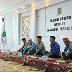 Sekretaris Daerah Tanah Bumbu Dr. H. Ambo Sakka melepas rombongan kafilah Kabupaten Tanah Bumbu Musabaqah Tilawatil Qur'an Nasional (MTQN) ke-34 Tingkat Provinsi Kalimantan Selatan (Kalsel), di ruang rapat bersujud kantor bupati, Kamis (20/7/2023). (Kalimantanlive.com/Desy).