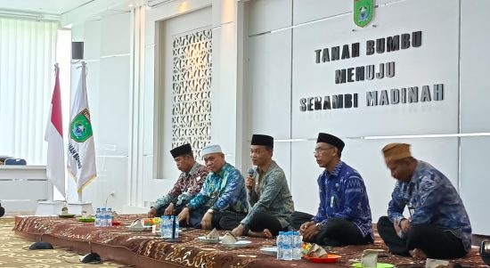 Sekretaris Daerah Tanah Bumbu Dr. H. Ambo Sakka melepas rombongan kafilah Kabupaten Tanah Bumbu Musabaqah Tilawatil Qur'an Nasional (MTQN) ke-34 Tingkat Provinsi Kalimantan Selatan (Kalsel), di ruang rapat bersujud kantor bupati, Kamis (20/7/2023). (Kalimantanlive.com/Desy).