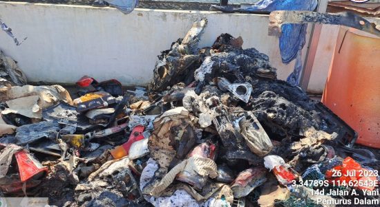 Kebakaran hampir terjadi di sebuah pertokoan sparepart sepeda motor di Jalan Ahmad Yani Kilometer 6 Kota Banjarmasin, Rabu (26/7/23) sekitar pukul 13.18 Wita. (Kalimantanlive.com/Ilham)