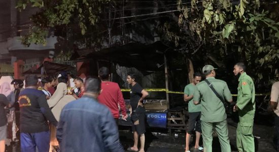 Satu buah warung kios di Jalan Gatot Subroto VI, RT 31, lebih tepatnya di seberang Jalan Bawang Putih, Kelurahan Kuripan, Kecamatan Banjarmasin Timur, Kota Banjarmasin, hangus terbakar, Rabu (26/7/23) sekitar pukul 20.10 Wita. (Kalimantanlive.com/Ilham)