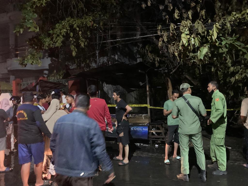 Satu buah warung kios di Jalan Gatot Subroto VI, RT 31, lebih tepatnya di seberang Jalan Bawang Putih, Kelurahan Kuripan, Kecamatan Banjarmasin Timur, Kota Banjarmasin, hangus terbakar, Rabu (26/7/23) sekitar pukul 20.10 Wita. (Kalimantanlive.com/Ilham)