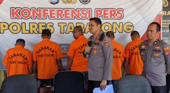 Tersangka HR esk anggota Brimob Mabes Polri (tengah) diringkus jajaran Polres Tabalong yang terjerat kasus penipuan (Kalimantanlive.com/ A Hidayat