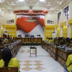 Bupati Kotabaru H Sayed Jafar menyambut kedatangan 273 mahasiswa fakultas perikanan Universitas Lambung Mangkurat (ULM) Banjarmasin yang akan melakukan Kuliah Kerja Nyata (KKN) di kota yang berjuluk Bumi Sa-ijaan di operation room Setda Kotabaru, Senin (3/7/2023). .(Kalimantanlibe.com/Siti Rahmah)