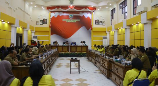 Bupati Kotabaru H Sayed Jafar menyambut kedatangan 273 mahasiswa fakultas perikanan Universitas Lambung Mangkurat (ULM) Banjarmasin yang akan melakukan Kuliah Kerja Nyata (KKN) di kota yang berjuluk Bumi Sa-ijaan di operation room Setda Kotabaru, Senin (3/7/2023). .(Kalimantanlibe.com/Siti Rahmah)