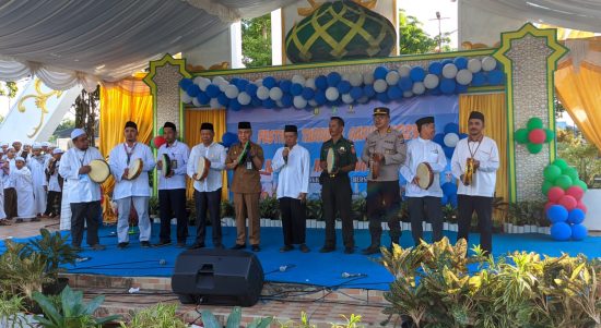 Pemukulan tarbang oleh Wabup Tabalong, Mawardi didampingi perwakilan unsur Forkopimda menandakan festival tarbang dibuka secara resmi (Kalimantanlive.com/ A Hidayat)