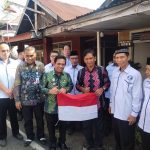 Gerakan nasional pembagian bendera merah putih kepada masyarakat tahun 2023, di dua RT Kelurahan Seberang Masjid, (Kampung Sasirangan) Banjarmasin, Kamis (20/7/23) pagi, dipimpin Wakil Wali Kota Banjarmasin, Arifin Noor, yang simbolis menyerahkan langsung bendera tersebut kepada Ketua RT 05 dan RT 06. (Kalimantanlive.com/Ilham)