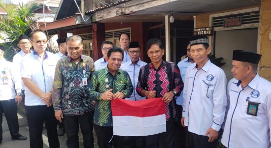 Gerakan nasional pembagian bendera merah putih kepada masyarakat tahun 2023, di dua RT Kelurahan Seberang Masjid, (Kampung Sasirangan) Banjarmasin, Kamis (20/7/23) pagi, dipimpin Wakil Wali Kota Banjarmasin, Arifin Noor, yang simbolis menyerahkan langsung bendera tersebut kepada Ketua RT 05 dan RT 06. (Kalimantanlive.com/Ilham)