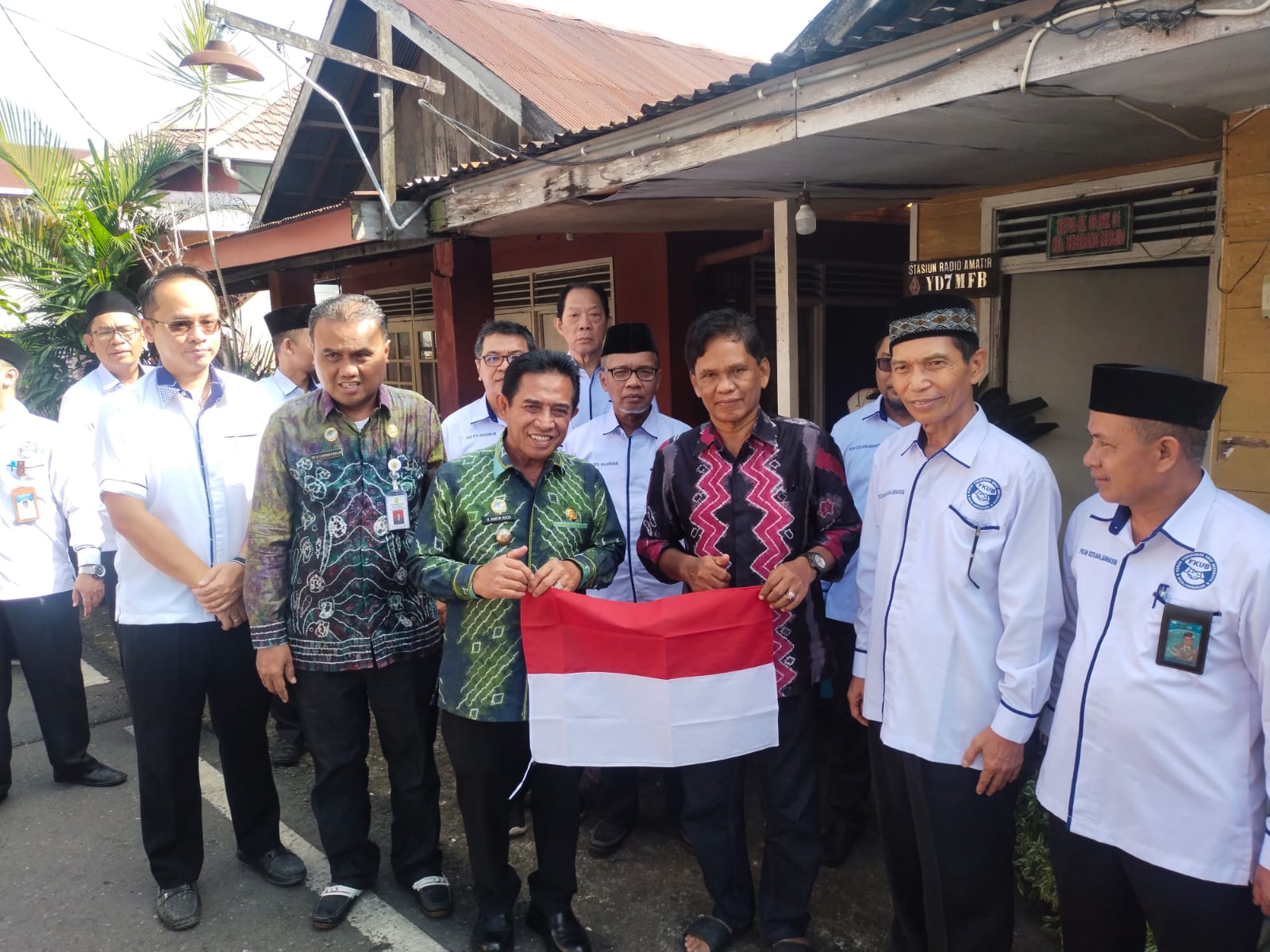 Gerakan nasional pembagian bendera merah putih kepada masyarakat tahun 2023, di dua RT Kelurahan Seberang Masjid, (Kampung Sasirangan) Banjarmasin, Kamis (20/7/23) pagi, dipimpin Wakil Wali Kota Banjarmasin, Arifin Noor, yang simbolis menyerahkan langsung bendera tersebut kepada Ketua RT 05 dan RT 06. (Kalimantanlive.com/Ilham)