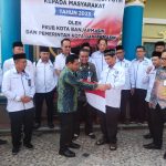 Pemerintah Kota (Pemko) Banjarmasin kembali melaksanakan gerakan nasional pembagian bendera merah putih kepada masyarakat tahun 2023, di dua RT Kelurahan Seberang Masjid, (Kampung Sasirangan) Banjarmasin, Kamis (20/7/23) pagi. (Kalimantanlive.com/Ilham)