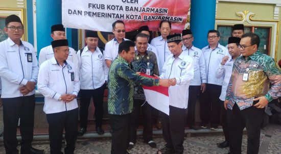 Pemerintah Kota (Pemko) Banjarmasin kembali melaksanakan gerakan nasional pembagian bendera merah putih kepada masyarakat tahun 2023, di dua RT Kelurahan Seberang Masjid, (Kampung Sasirangan) Banjarmasin, Kamis (20/7/23) pagi. (Kalimantanlive.com/Ilham)
