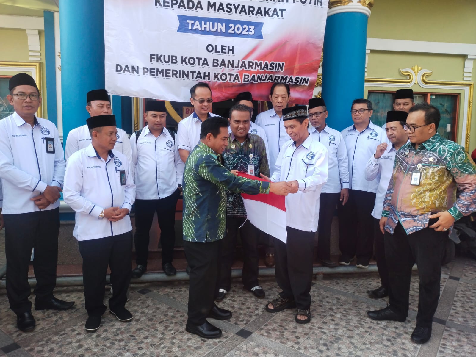 Pemerintah Kota (Pemko) Banjarmasin kembali melaksanakan gerakan nasional pembagian bendera merah putih kepada masyarakat tahun 2023, di dua RT Kelurahan Seberang Masjid, (Kampung Sasirangan) Banjarmasin, Kamis (20/7/23) pagi. (Kalimantanlive.com/Ilham)