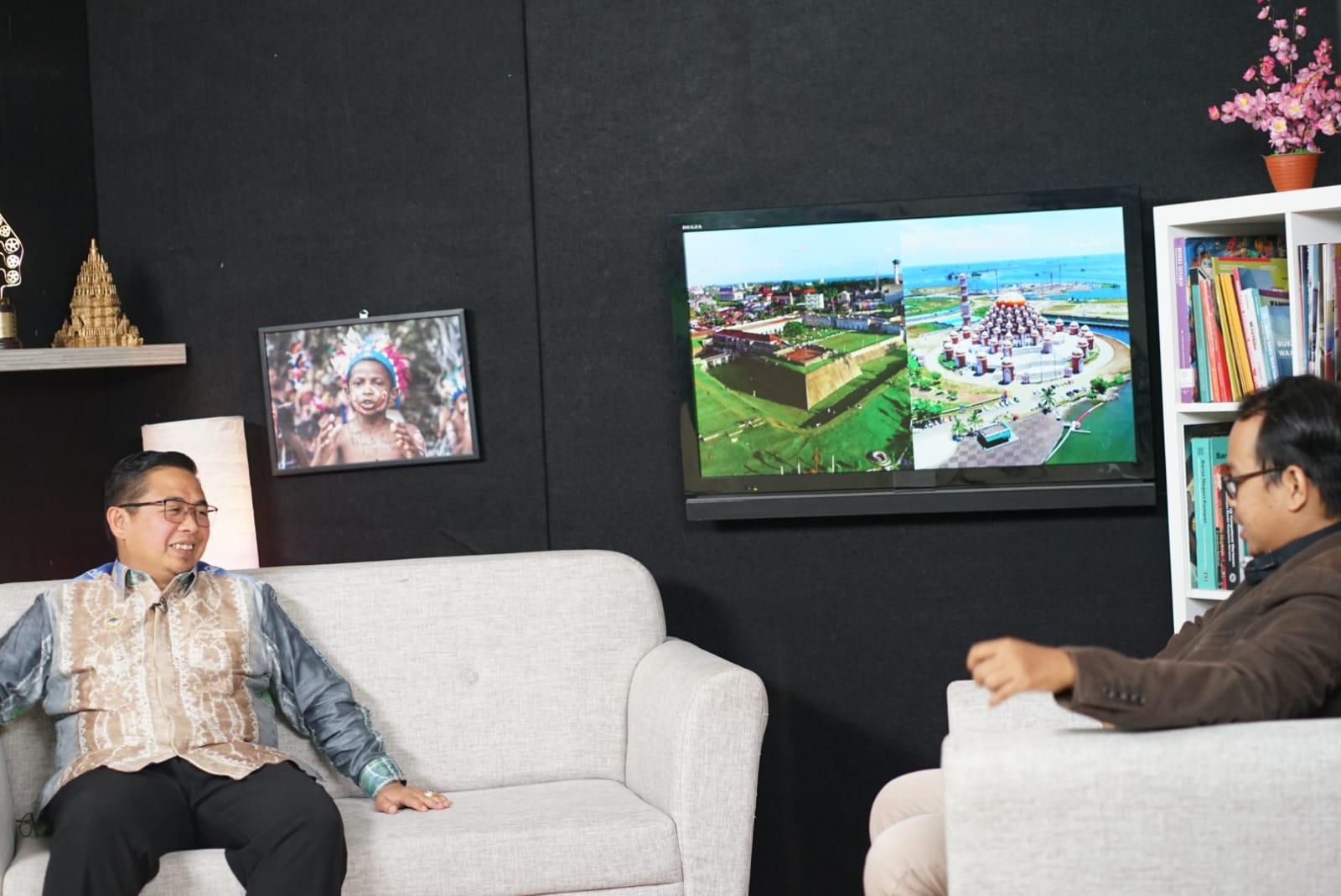 Wali Kota Banjarmasin, Ibnu Sina dihadirkan sebagai narasumber pada program Tempo Media 'Teras Negeri' bertempat di Gedung PT Inti Tempo Media, Palmerah Barat, Jakarta, Selasa (4/7/23). (Kalimantanlive.com/Ilham)