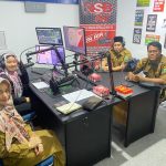 Kepala Dinas Sosial Basuni melalui Kadis Pemberdayaan Sosial Ayattollah Qotim didampingi Kabid Rehabilitasi Sosial Maulida dan Penyuluh Sosial Jailani, ketika menghadiri Talkshow di salah satu radio pemerintah, belum lama ini. (Kalimantanlive.com/Desy).