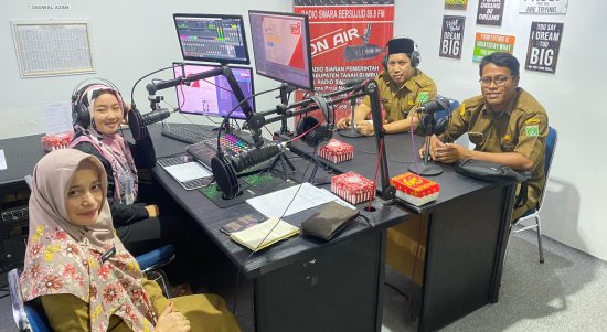 Kepala Dinas Sosial Basuni melalui Kadis Pemberdayaan Sosial Ayattollah Qotim didampingi Kabid Rehabilitasi Sosial Maulida dan Penyuluh Sosial Jailani, ketika menghadiri Talkshow di salah satu radio pemerintah, belum lama ini. (Kalimantanlive.com/Desy).