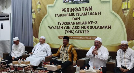 Dalam rangka memperingati milad ke-tiga, sekaligus peringatan Tahun Baru Islam 1445 Hijriah, Yayasan Yuni Abdi Nur Sulaiman (YN'S) Center menggelar syukuran, bertempat di Graha Center Kantor Golkar Banjarmasin, Jalan HKSN Komplek Perdagangan Banjarmasin, Rabu (19/7/23) (Kalimantanlive.com/Ilham)