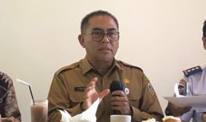 Asisten I Pemerintahan dan Kesra Setda Kalsel Nurul Fajar Desira didampingi Kebid LLAJ Dishub Kalsel Mutaim dan pihak EO pada Coffee Talk Diskomino Kalsel, Senin (2882023). (Kalimantanlive.com Putri)