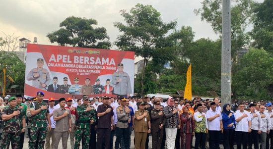 Forum Koordinasi dan Pimpinan Daerah (Forkompinda) Kota Banjarmasin menggelar apel bersama, dalam rangka deklarasi pemilu damai, bertempat di RTH Taman Kamboja Banjarmasin, Senin (31/7/23) sore. (Kalimantanlive.com/Ilham).