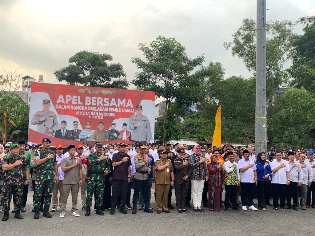 Forum Koordinasi dan Pimpinan Daerah (Forkompinda) Kota Banjarmasin menggelar apel bersama, dalam rangka deklarasi pemilu damai, bertempat di RTH Taman Kamboja Banjarmasin, Senin (31/7/23) sore. (Kalimantanlive.com/Ilham).