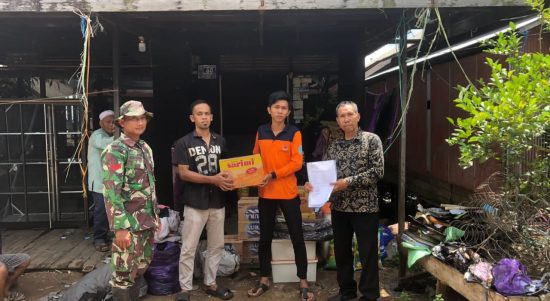 Sedikitnya dua buah milik warga di Jalan Menteri Empat, Gang Mujahidin RT 25 RW 9 Kelurahan Keraton, Kecamatan Martapura, Kabupaten Banjar, terbakar pada Sabtu (5/8/2023) tengah malam dan langsung diberikan bantuan. (Kalimantanlive.com)