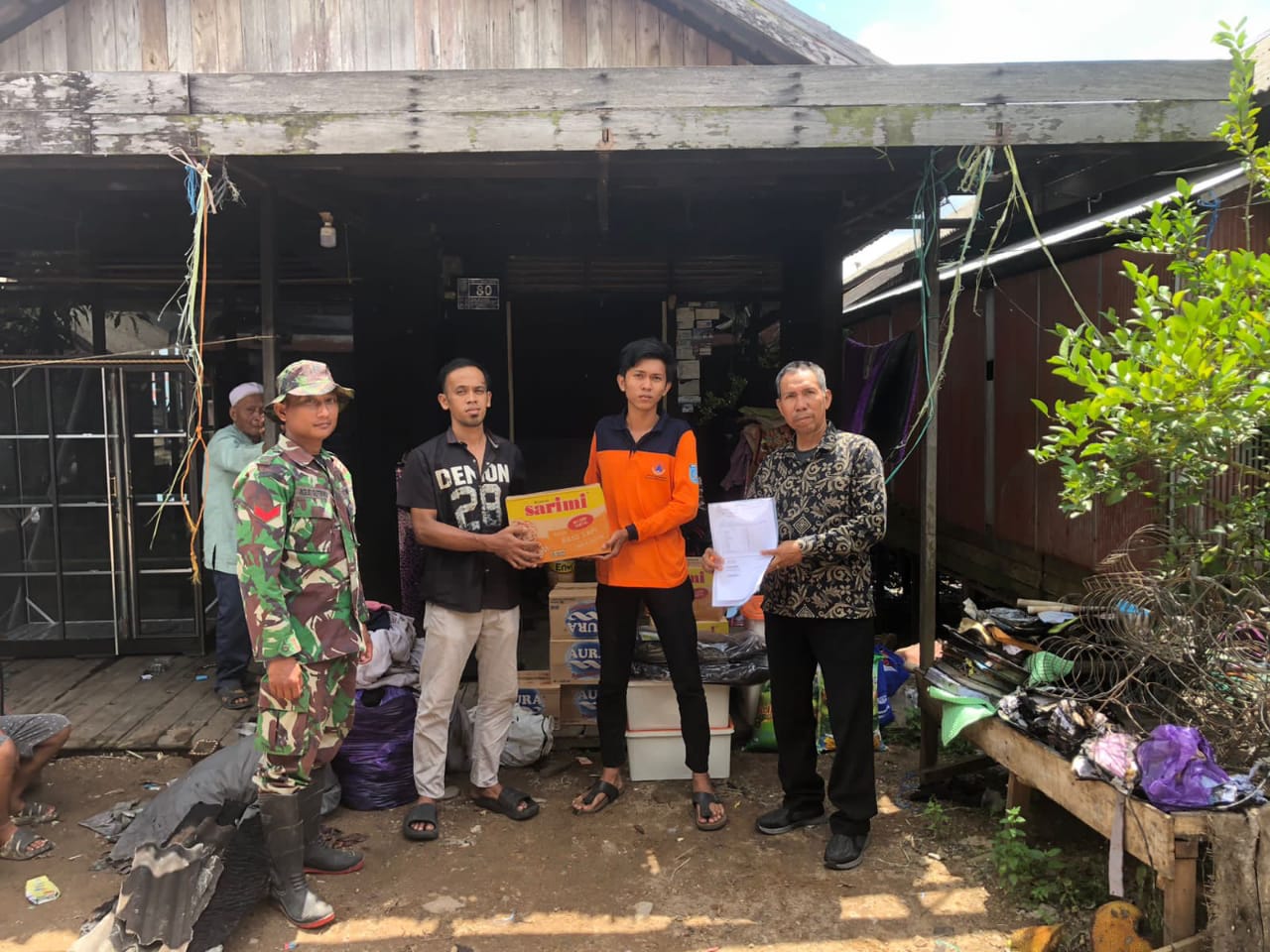 Sedikitnya dua buah milik warga di Jalan Menteri Empat, Gang Mujahidin RT 25 RW 9 Kelurahan Keraton, Kecamatan Martapura, Kabupaten Banjar, terbakar pada Sabtu (5/8/2023) tengah malam dan langsung diberikan bantuan. (Kalimantanlive.com)