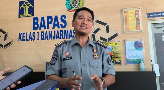 Kasubsi Registrasi Anak Bapas Banjarmasin, Haris menjelaskan Bapas Banjarmasin Turunkan Tim PK untuk dampingi pelaku. (Kalimantanlive.com/Ilham)