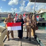 Menjelang peringatan HUT RI ke 78 tahun, Dinas Perikanan Kabupaten Kotabaru membagikan ratusan bendera merah putih kepada warga nelayan yang berada di wilayah Desa Dirgahayu dan Desa Rampa Lama, kecamatan Pulau Laut Utara, Kabupaten Kotabaru. (Kalimantanlive.com/Siti Rahmah)