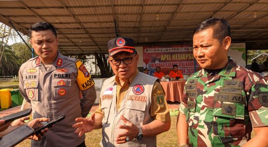 Bupati Tabalong, Anang Syakhfiani saat memberikan keterangan kepada sejumlah awak media (Kalimantanlive.com/ A Hidayat)