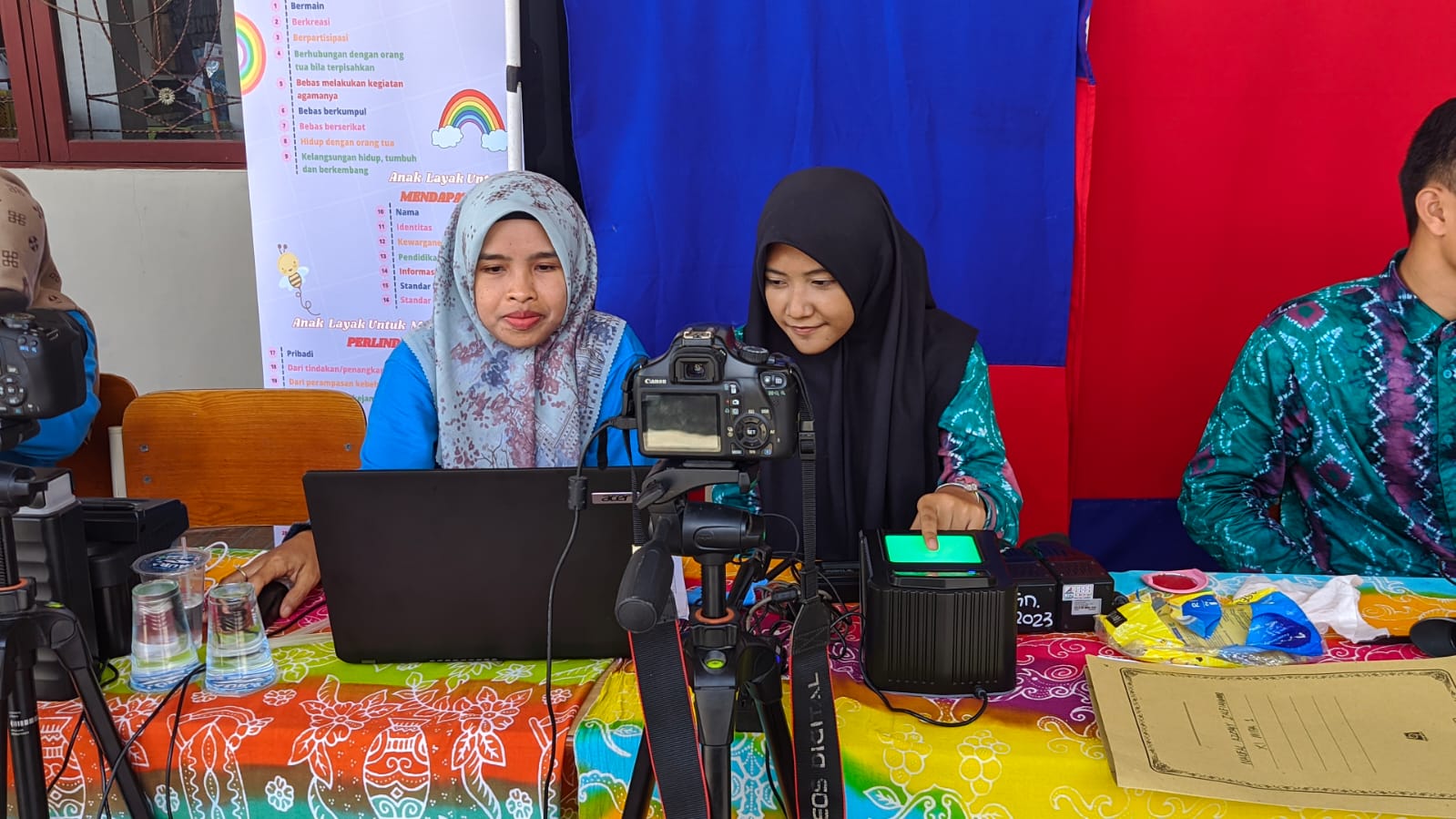 Tim JPC Disdukcapil Tabalong saat melakukan rekam data KTP siswi di SMAN 1 Tanjung (Kalimantanlive.com/ A Hidayat)