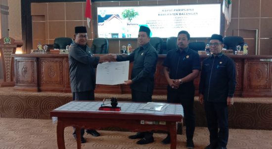 DPRD Balangan kembali menggelar sidang paripurna pada Selasa (8/8/2023) di ruang rapat paripurna DPRD Balangan dengan agenda kesepakatan bersama terhadap perubahan Kebijakan Umum Anggaran (KUA) dan perubahan Prioritas Plafon Anggaran Sementara (PPAS) APBD Tahun Anggaran 2023. (Kalimanntalive.com/Kamil)