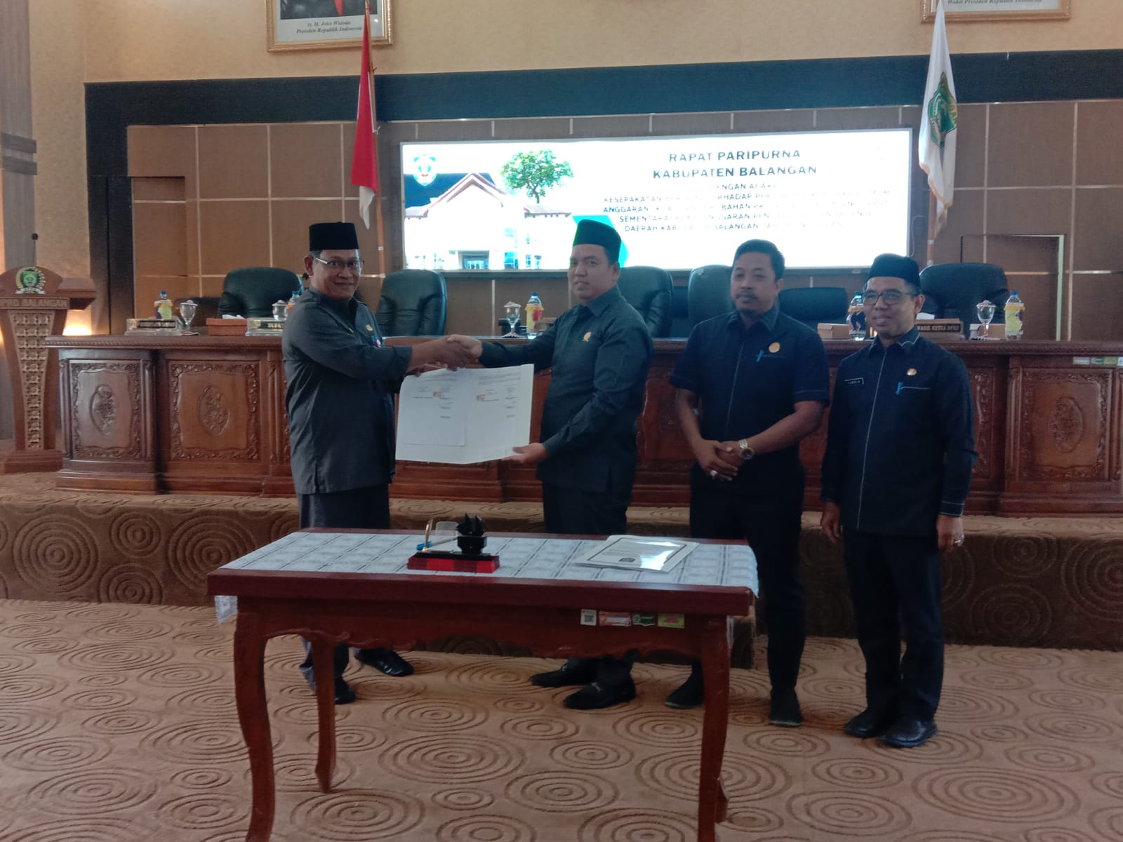 DPRD Balangan kembali menggelar sidang paripurna pada Selasa (8/8/2023) di ruang rapat paripurna DPRD Balangan dengan agenda kesepakatan bersama terhadap perubahan Kebijakan Umum Anggaran (KUA) dan perubahan Prioritas Plafon Anggaran Sementara (PPAS) APBD Tahun Anggaran 2023. (Kalimanntalive.com/Kamil)