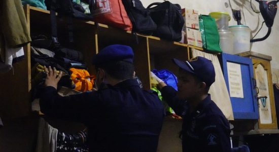 Satuan Operasional Kepatuhan Internal Pemasyarakatan (Satops Patnal PAS) Unit Pelaksana Teknis (UPT) se-Banjar Raya pada Kantor Wilayah Kementerian Hukum dan HAM (Kemenkumham) Kalimantan Selatan, langsungkan penggeledahan kamar blok hunian Warga Binaan Lembaga Pemasyarakatan (Lapas) Narkotika Kelas IIA Karang Intan, Senin (7/8/23) malam. (Kalimantanlive.com/Ilham)