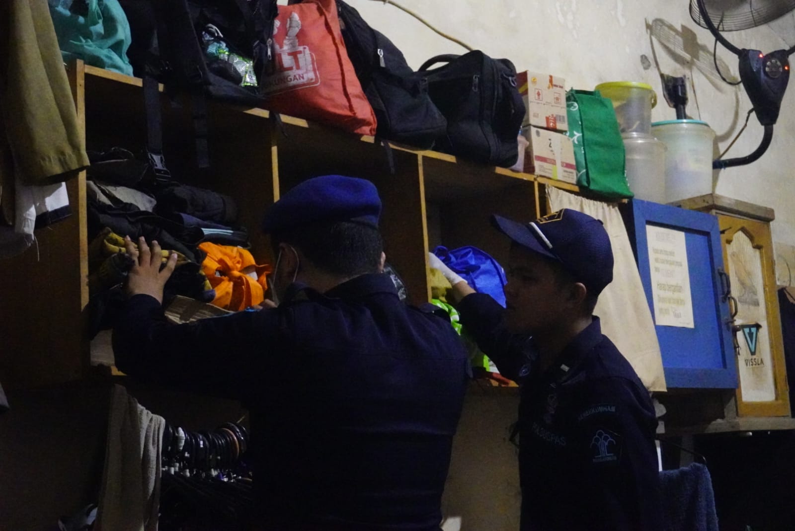 Satuan Operasional Kepatuhan Internal Pemasyarakatan (Satops Patnal PAS) Unit Pelaksana Teknis (UPT) se-Banjar Raya pada Kantor Wilayah Kementerian Hukum dan HAM (Kemenkumham) Kalimantan Selatan, langsungkan penggeledahan kamar blok hunian Warga Binaan Lembaga Pemasyarakatan (Lapas) Narkotika Kelas IIA Karang Intan, Senin (7/8/23) malam. (Kalimantanlive.com/Ilham)