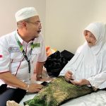 (kemenag.go.id/Kalimantanlive.com) Petugas haji sedang mengajak ngobrol jemaah lansia
