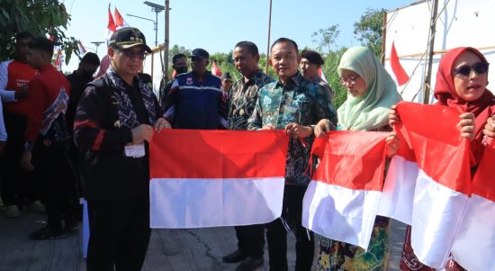 Wali Kota Banjarmasin, Ibnu Sina meresmikan Kampung Merah Putih (Kamaratih), yang berada di Jalan Cengkeh RT 70, Kelurahan Sungai Andai, Kecamatan Banjarmasin Utara, Minggu (6/8/23) pagi. (Kalimantanlive.com/Ilham)