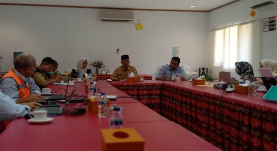 Pemerintah Daerah Kabupaten Kotabaru melalui Badan Pendapatan Daerah Kabupaten Kotabaru bersama UPPD setempat memberikan evaluasi pungutan perpajakan daerah ke perusahaan Indocement Tunggal Prakarsa yang berada di desa Tarjun Kecamatan Kelumpang Hilir Kabupaten Kotabaru. (Kalimantanlive.com/Siti Rahmah)