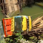 Kondisi jembatan yang ambruk bersama satu buah truk dump yang masih berada di aliran sungai (Kalimantanlive.com/ A Hidayat)