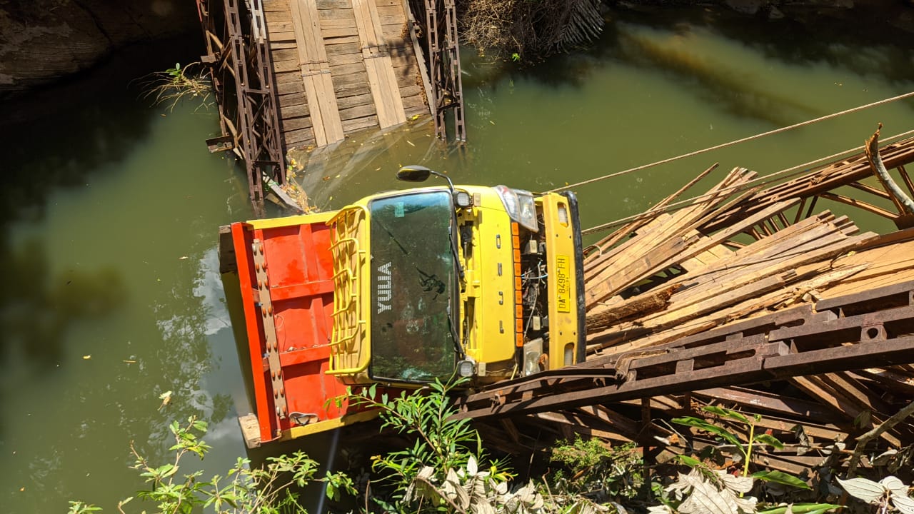 Kondisi jembatan yang ambruk bersama satu buah truk dump yang masih berada di aliran sungai (Kalimantanlive.com/ A Hidayat)