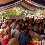 Sejumlah warga ramai menyerbu pasar murah di Mini Expo yang digelar Dinas Koperasi UKM Perindustrian dan Perdagangan (DKUPP) Tabalong di Halaman Pendopo Bersinar, Senin (07/08/2023). (Kalimantanlive.com/ A Hidayat)